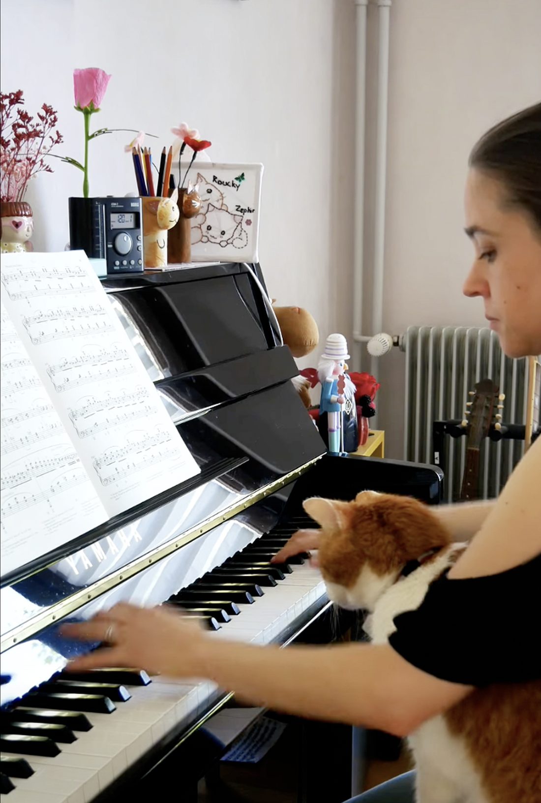 Cynthia au piano, son chat sur les genoux